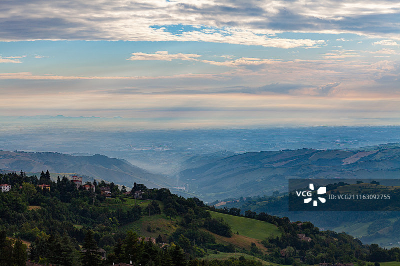 丘陵景观中的风景山谷图片素材