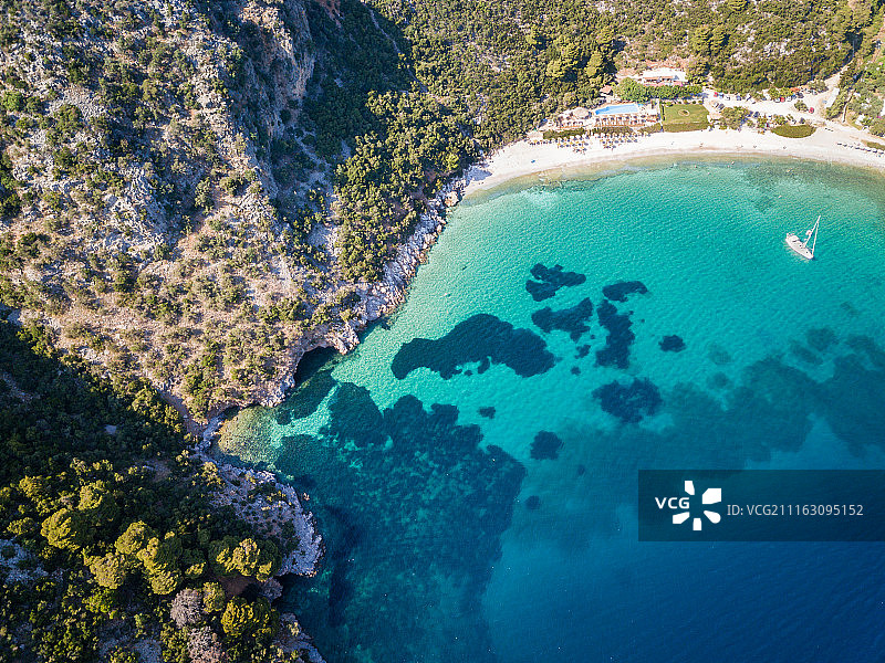 航拍：大海与丘陵海岸线图片素材