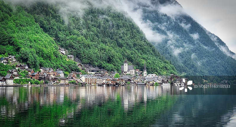 山区海岸的村庄湖泊图片素材