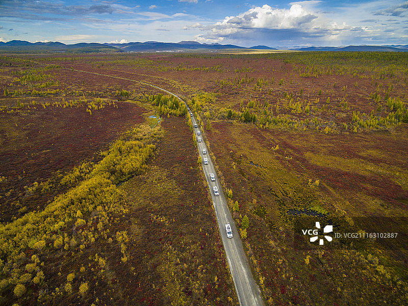 车队行驶在远东荒原上图片素材