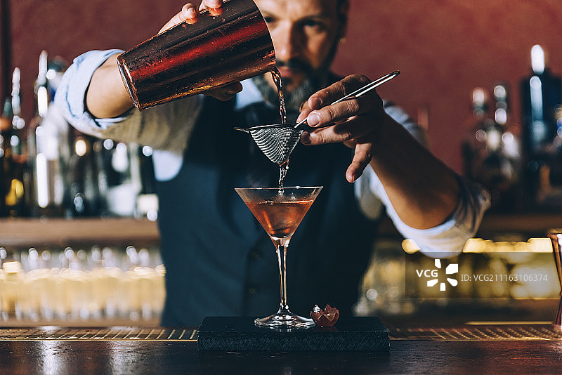 酒保调制饮品图片素材
