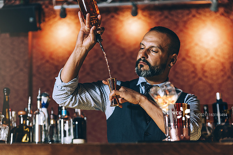 酒保调制饮品图片素材