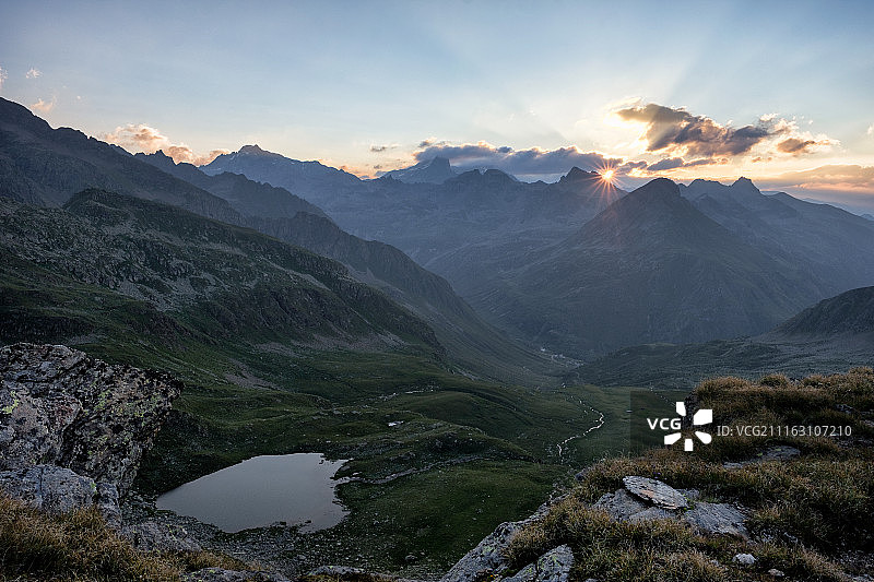 山谷和群山中的湖景图片素材