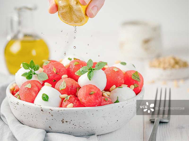 西瓜和马苏里拉奶酪特写照片图片素材
