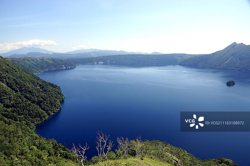森林湖岸风光图片素材
