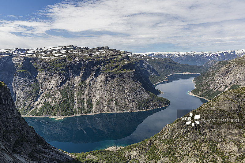 冬季多岩石山区河流，阴沉天空下图片素材