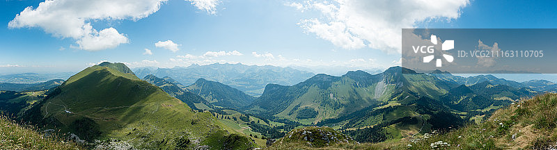 阳光明媚的山脉景色图片素材