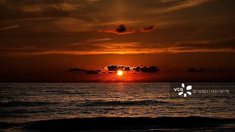 红色日落下的海景图片素材
