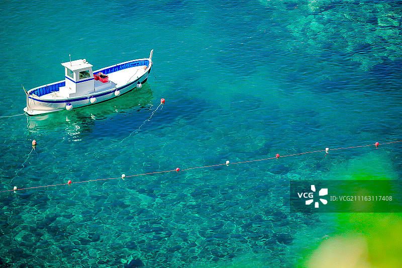 意大利利古里亚马纳罗拉的宁静海湾和清澈碧绿的海水图片素材