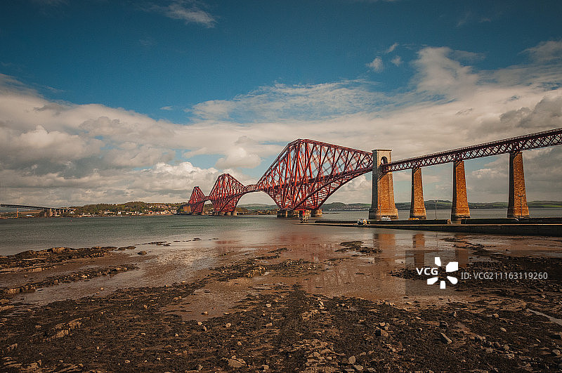 河流上的红色桥梁图片素材