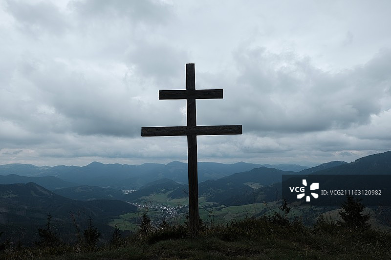 山顶的十字架图片素材