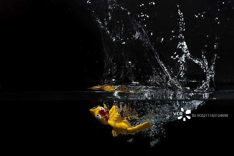 沉在水中的玩具图片素材