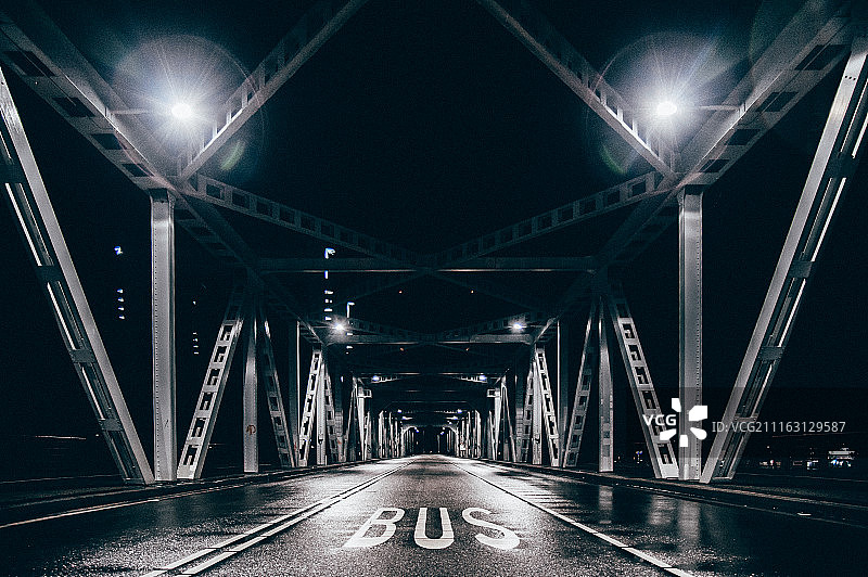 夜间桥上的公共汽车专用道图片素材
