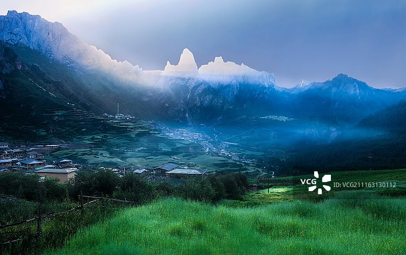 清晨，扎尕那笼罩在神秘的光影魔法之中。图片素材