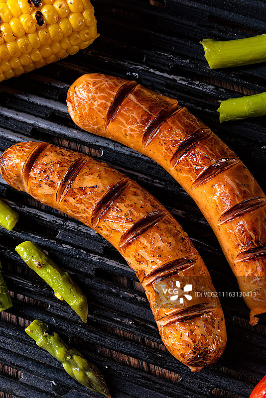 烧烤架上的香肠图片素材
