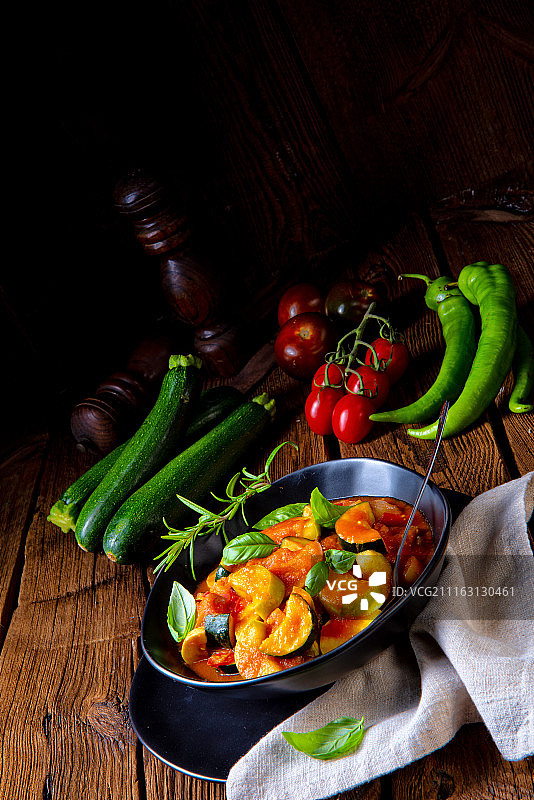 罐中的法式蔬菜杂烩图片素材