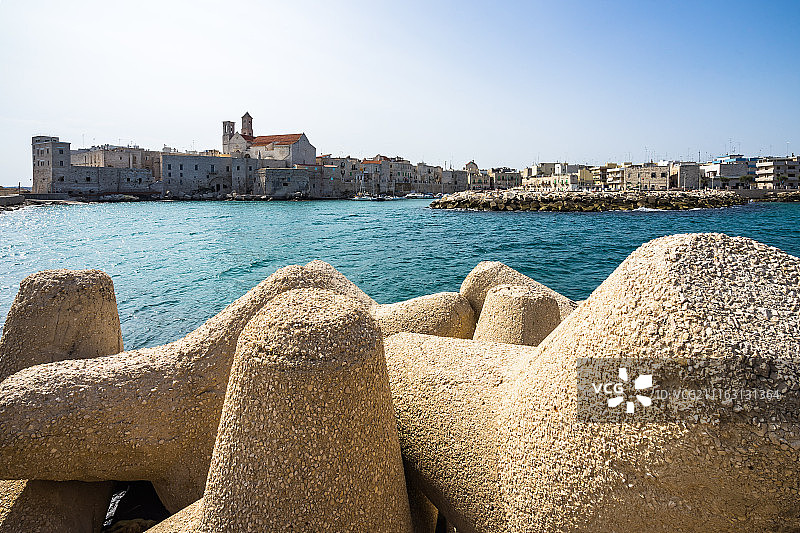 沿海防波堤和海滨城市建筑图片素材