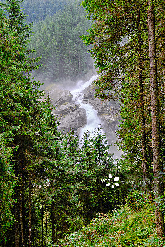有瀑布的陡峭林木山坡图片素材