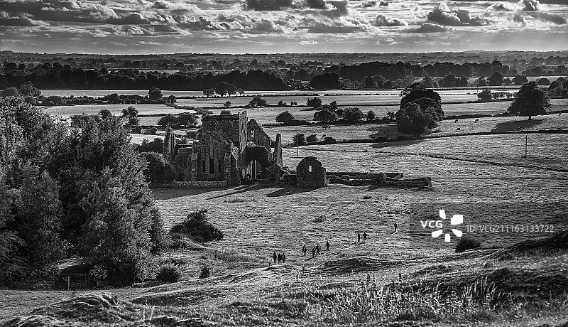 多云天空下的乡村景色图片素材