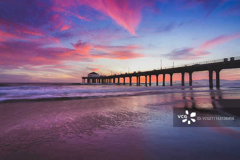海滩日落时的粉色云彩图片素材