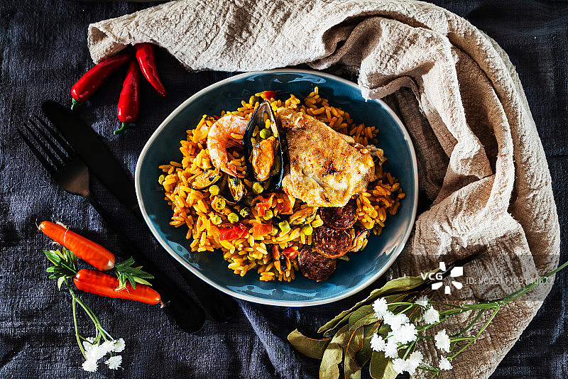 美味的海鲜米饭，盛放在黑色盘子里图片素材