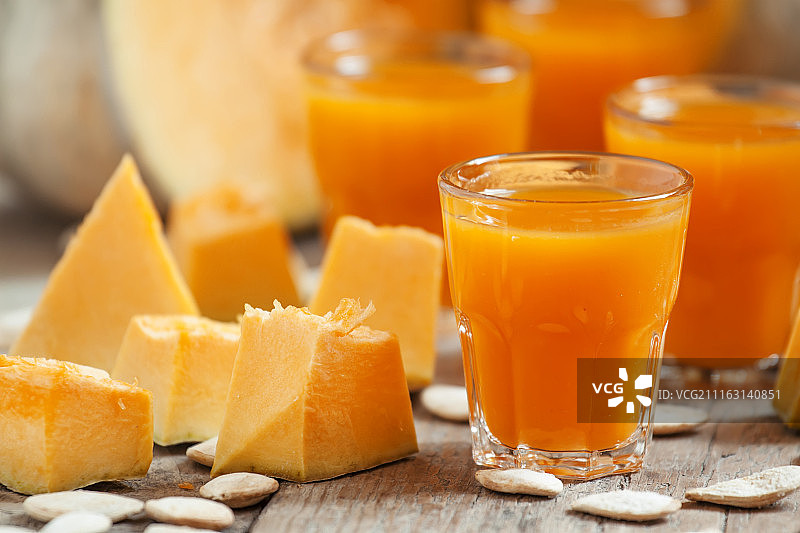 玻璃杯中的饮料和南瓜特写图片素材