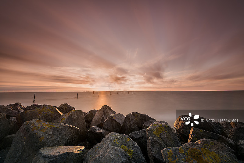照在海面上图片素材