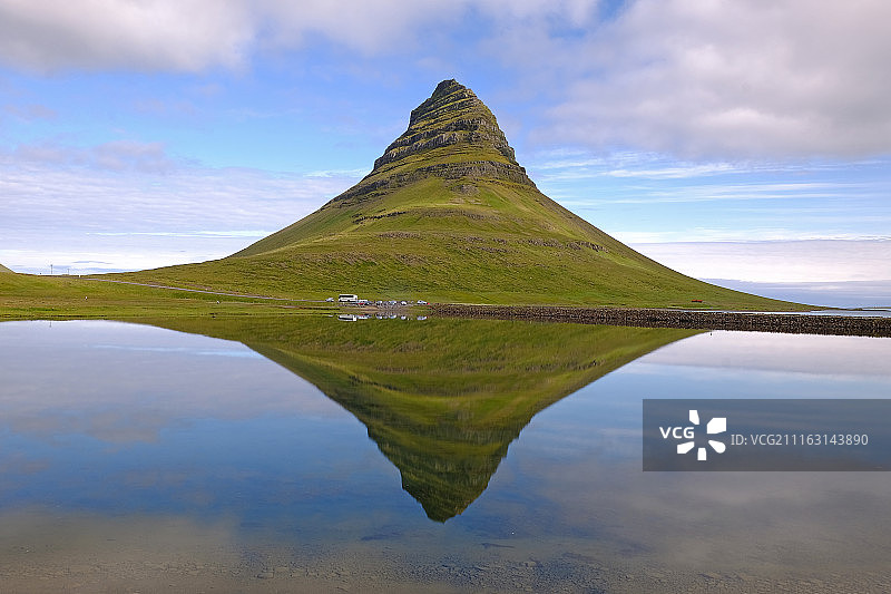 湖中倒映的山景图片素材