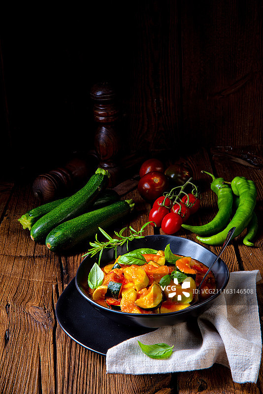 蔬菜烩和新鲜蔬菜香草图片素材