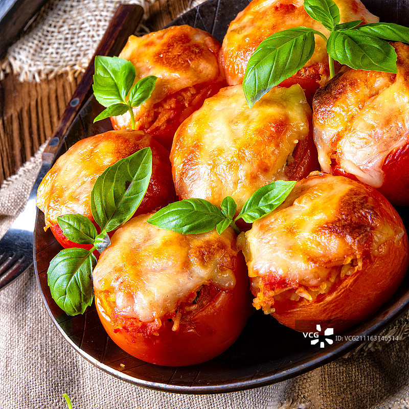 烤箱里出来的米饭奶酪酿番茄图片素材