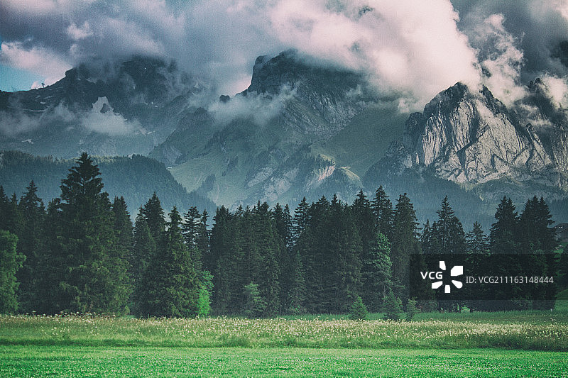 云雾缭绕的山景图片素材