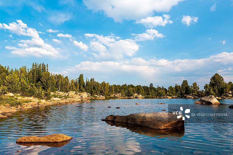 湖泊与森林风光图片素材