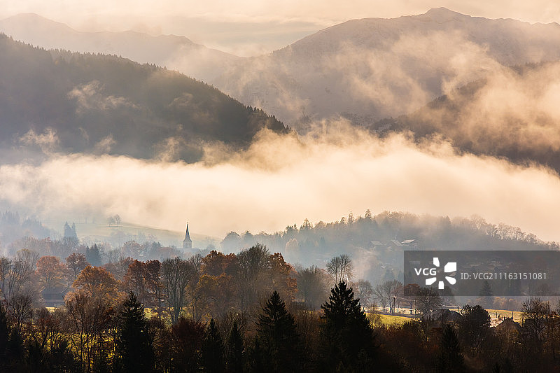 云雾缭绕的山景图片素材