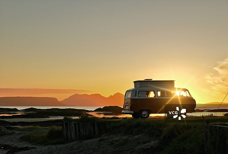 日落时分停靠在海边的厢型车图片素材
