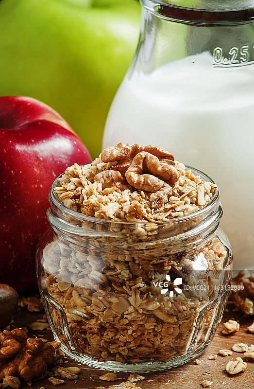 装满核桃和燕麦的罐子特写图片素材