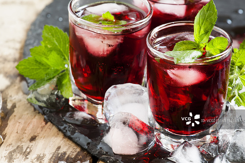 薄荷冰块石榴汁图片素材