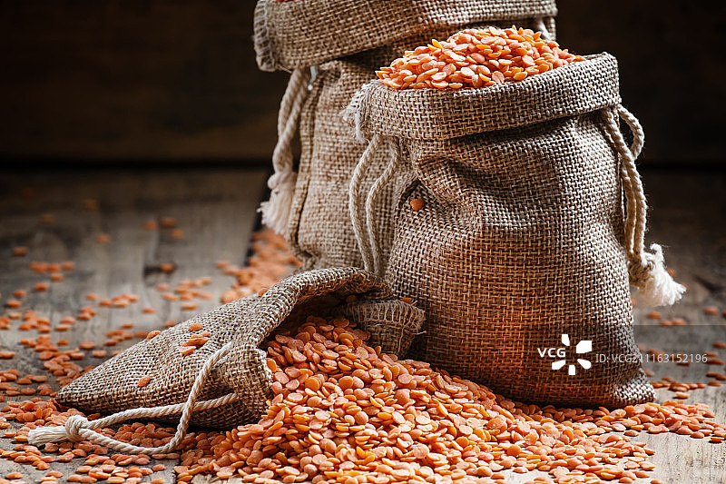 粗麻布袋中的橙色种子图片素材