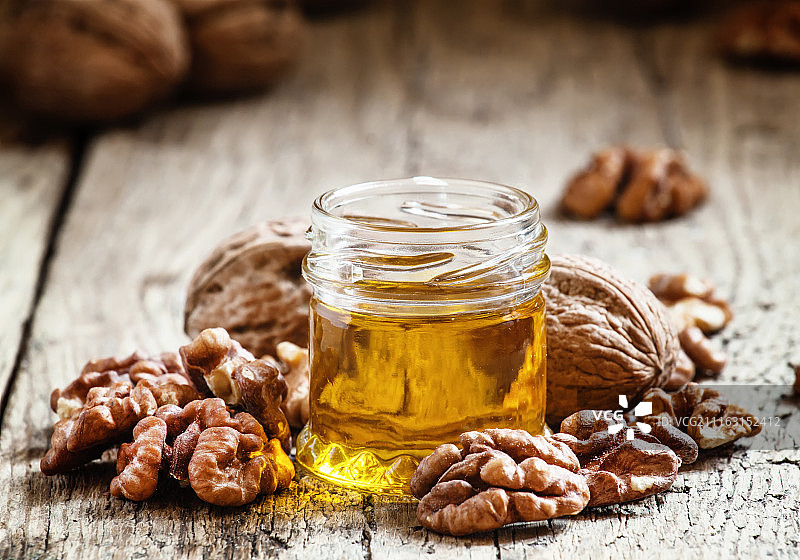 核桃与核桃油罐图片素材