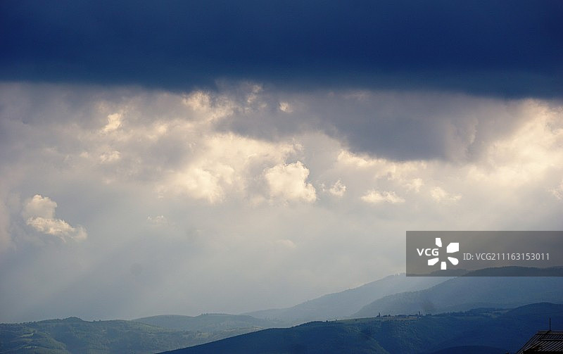 丘陵地区的云彩图片素材