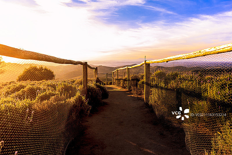 戏剧性天空下的乡村景色图片素材