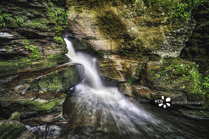 小瀑布汇入溪流图片素材
