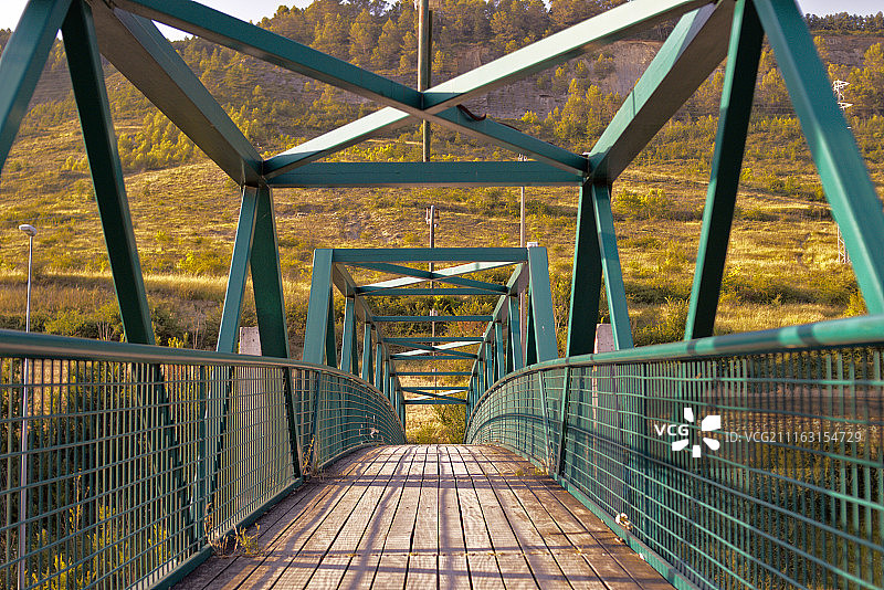 背景是山的小路图片素材
