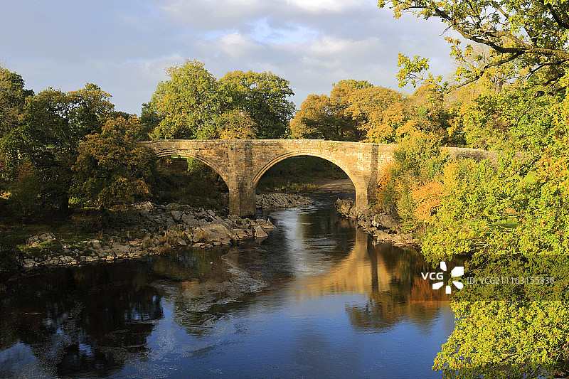 石质河岸上的拱桥图片素材
