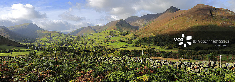 山谷之上的山图片素材