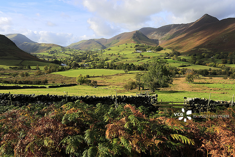 山脉俯瞰山谷图片素材