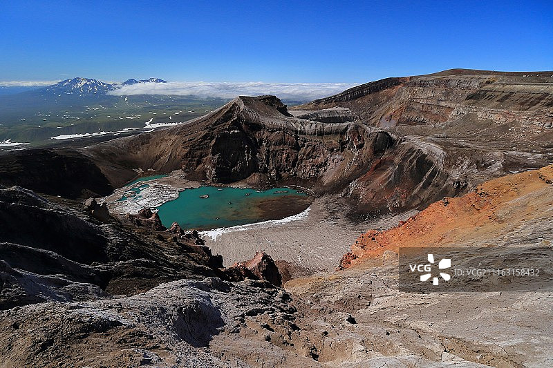 火山陨石坑中的湖泊图片素材