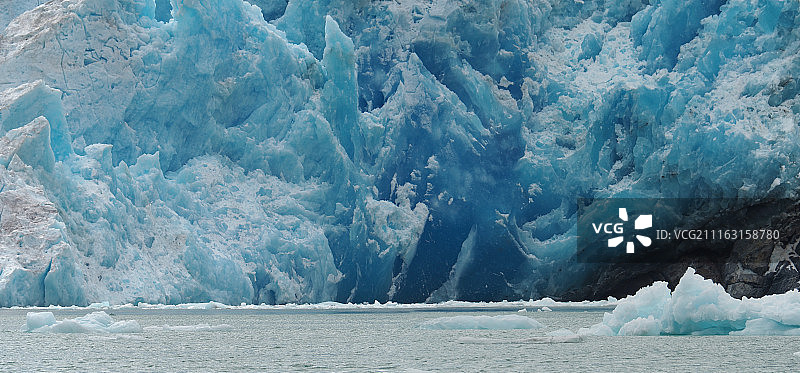 伸向海洋的蓝色破旧冰山图片素材