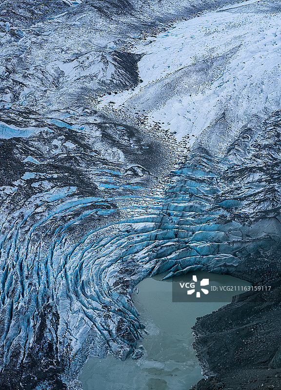 白雪皑皑的山脉中的湖泊山谷景观图片素材