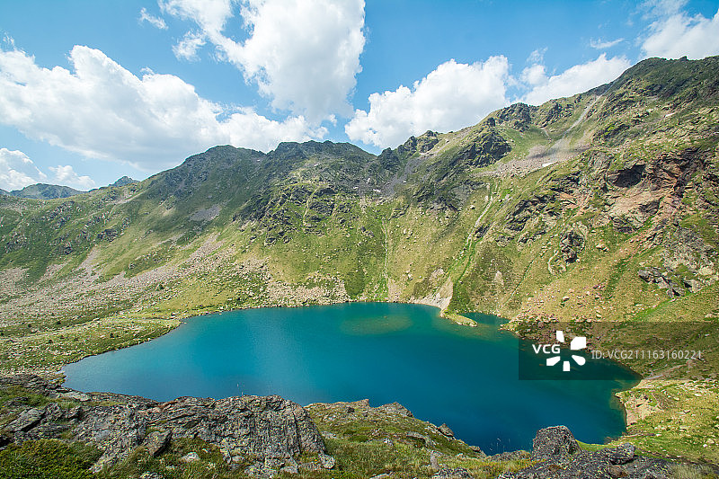 山上的蓝色湖泊景色图片素材