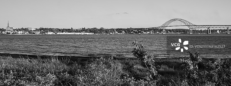 水上的远处桥梁图片素材